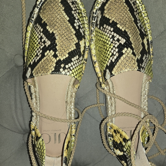 JLo Jennifer Lopez yellow beige snakeskin wedge espadrilles sandals shoes 8M - Picture 2 of 5